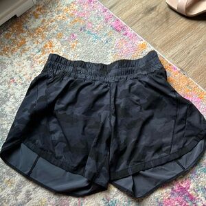 Camo lululemon track that mid rise shorts